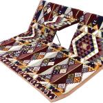 فرشة ارضيه للرحلات مع تكاية ( مركى ) في الوسط ، شخصين ( عدة الوان )