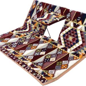 فرشة ارضيه للرحلات مع تكاية ( مركى ) في الوسط ، شخصين ( عدة الوان )